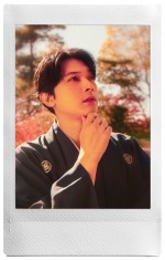 吉沢亮のチェキ写真　テレビCM「お正月を写そう♪ 2022 チェキ・エモい写真」篇より
