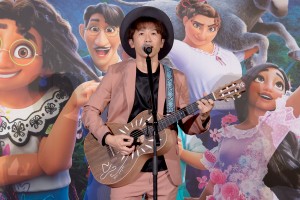 映画『ミラベルと魔法だらけの家』公開記念舞台あいさつに登場したナオト・インティライミ