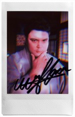 ウルフ・アロン選手のサイン入りチェキ　テレビCM「お正月を写そう♪ 2022 チェキ・エモい写真」篇より