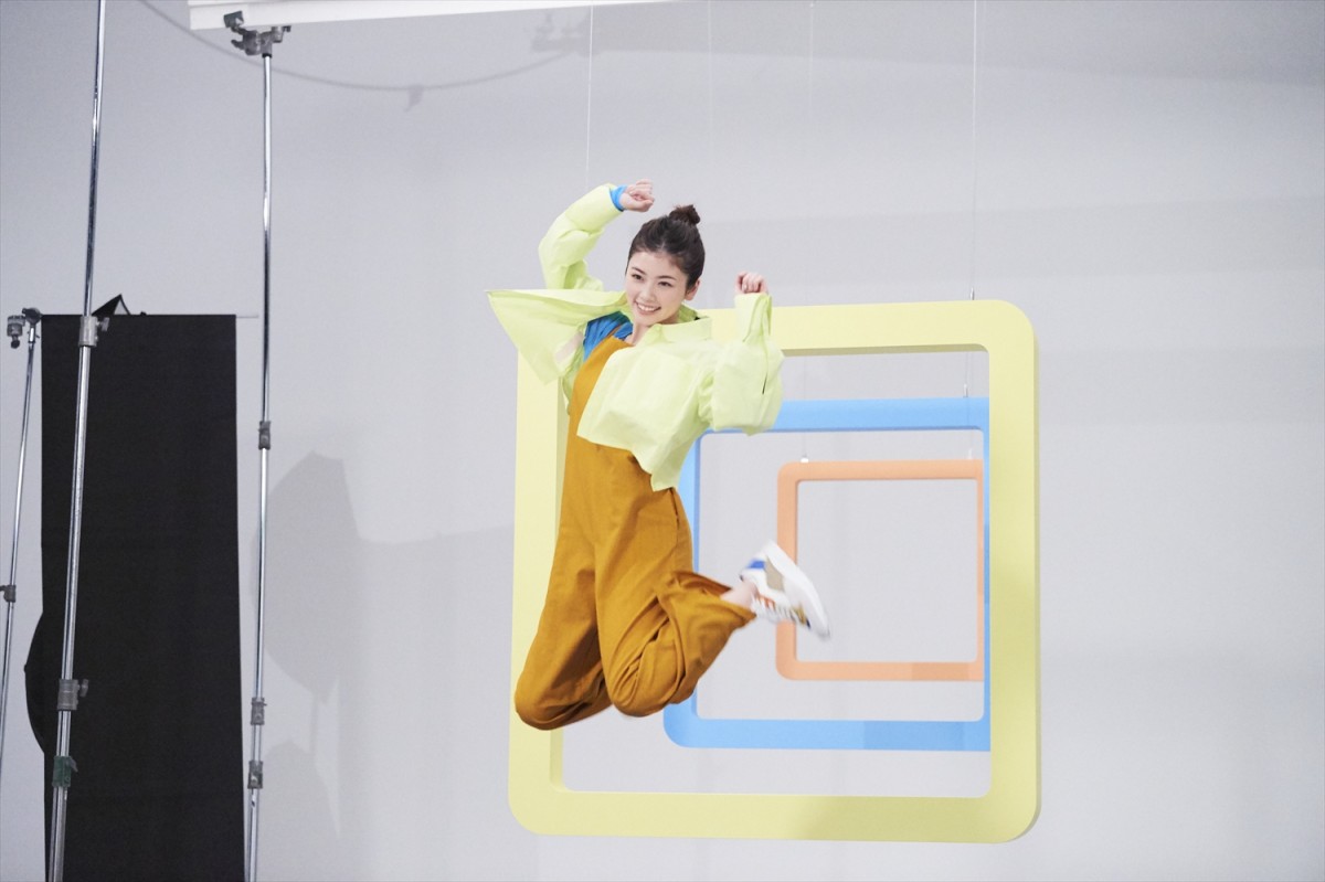 小芝風花、「ランチパック」新CMで元気いっぱいジャンプ！　タイアップ曲はジャニーズWEST