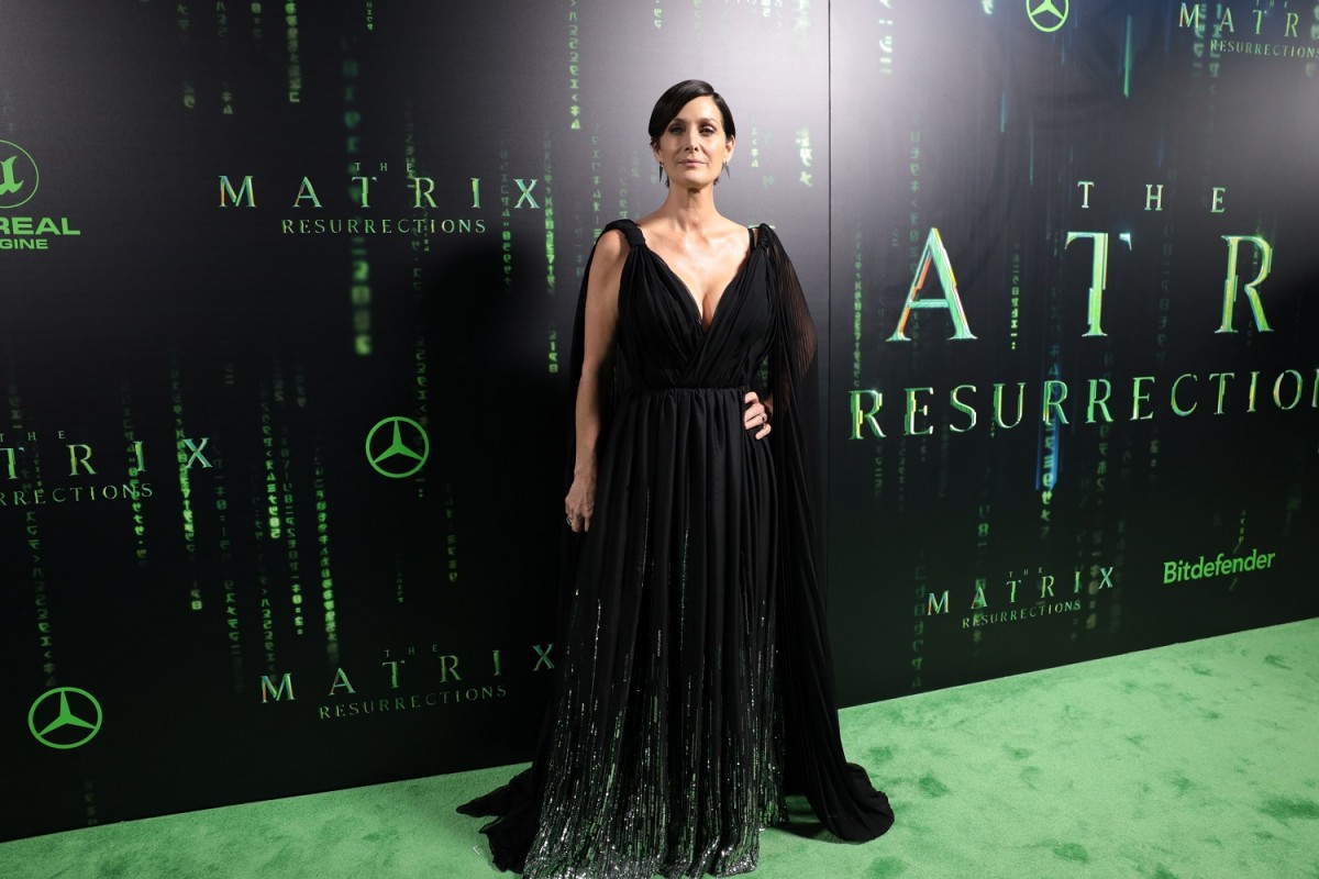 キャリー＝アン・モス、プレミアのドレスがマトリックス仕様だった！