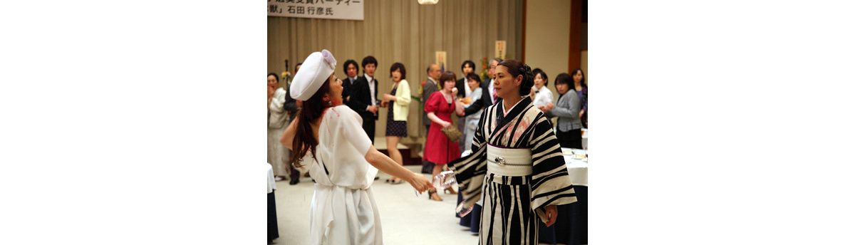 阿部寛主演 つやのよる に豪華女優陣が出演 小泉今日子と荻野目慶子の大喧嘩シーンも公開 12年7月13日 映画 ニュース クランクイン 阿部寛主演 つやのよる に豪華女優陣が出演 小泉今日子と荻野目慶子の大喧嘩シーンも公開 12年7月13日 映画 ニュース クランクイン