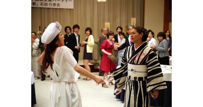 阿部寛主演 つやのよる に豪華女優陣が出演 小泉今日子と荻野目慶子の大喧嘩シーンも公開 12年7月13日 映画 ニュース クランクイン 阿部寛主演 つやのよる に豪華女優陣が出演 小泉今日子と荻野目慶子の大喧嘩シーンも公開 12年7月13日 映画 ニュース クランクイン