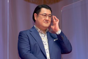 小手伸也、映画『コンフィデンスマンJP　英雄編』ワールドプレミアに登場