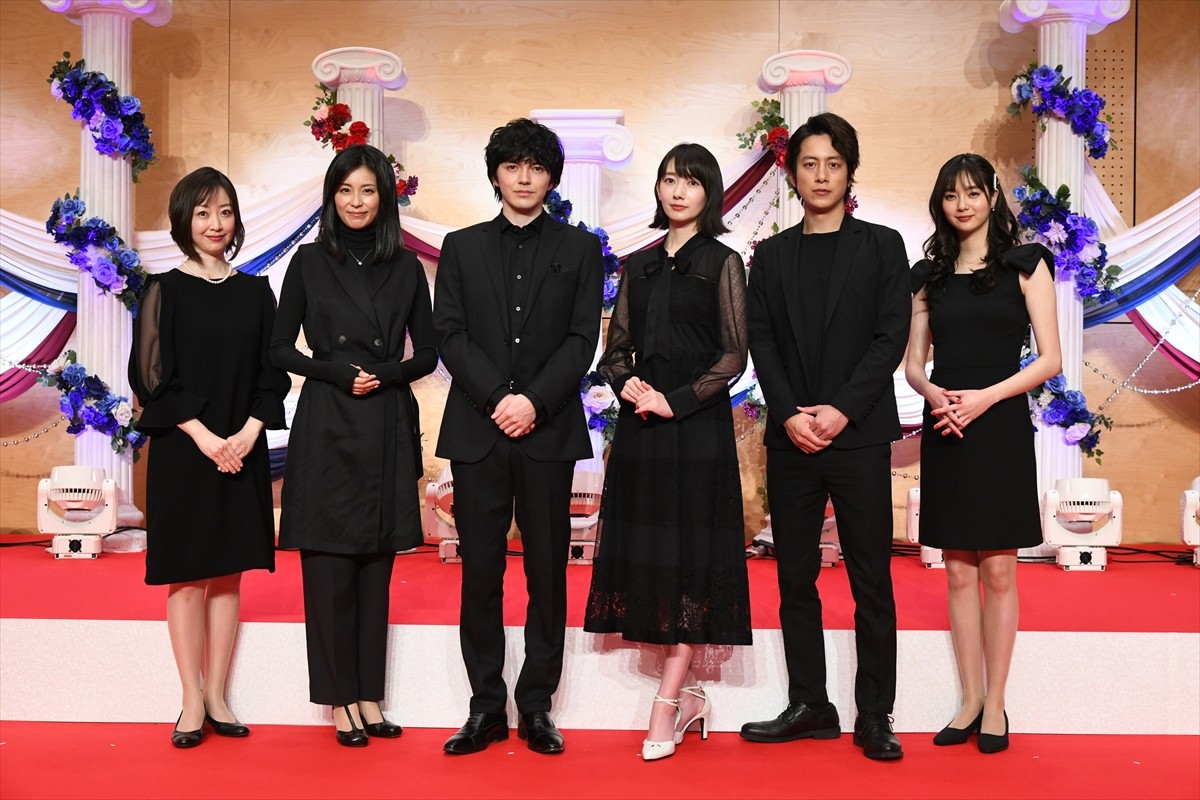 ドラマ『愛しい嘘~優しい闇~』会見に登場した(左から)黒川智花、本仮屋ユイカ、林遣都、波瑠、溝端淳平、新川優愛