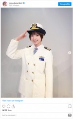 りりしい制服姿で敬礼　※「篠田麻里子」インスタグラム