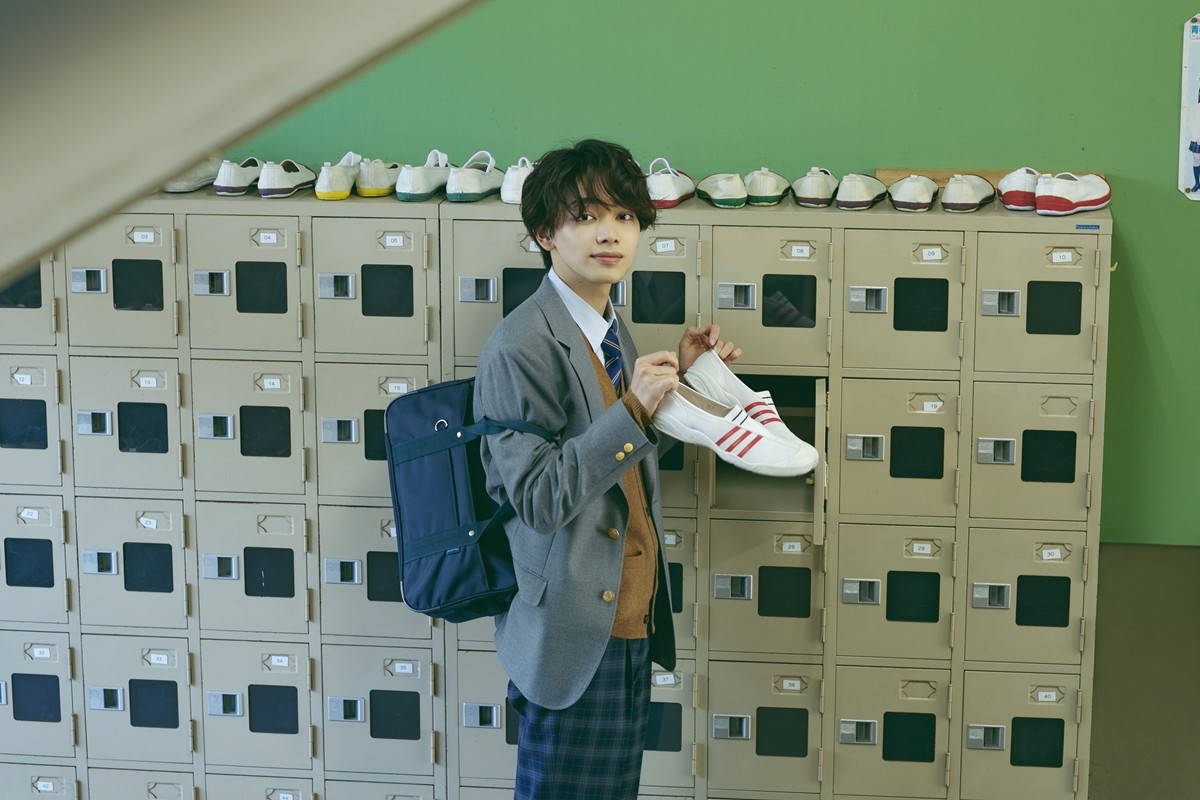 宮世琉弥、“オール制服撮影”の自身初カレンダー発売を18歳の誕生日に発表