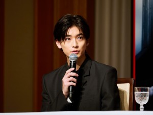 映画『牛首村』完成報告会見に登壇した高橋文哉