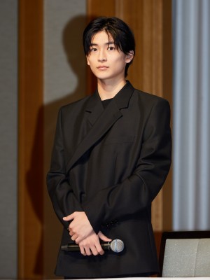 映画『牛首村』完成報告会見に登壇した高橋文哉