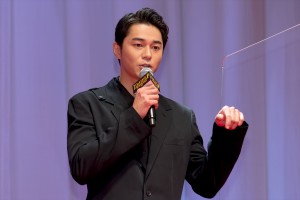 東出昌大、映画『コンフィデンスマンJP　英雄編』ワールドプレミアに登場