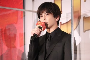 岩田剛典、映画『ウェディング・ハイ』完成披露舞台あいさつに登場