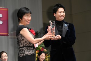 水谷隼、第33回日本ジュエリーベストドレッサー賞 表彰式に登場