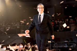 小日向文世、映画『コンフィデンスマンJP　英雄編』ワールドプレミアに登場