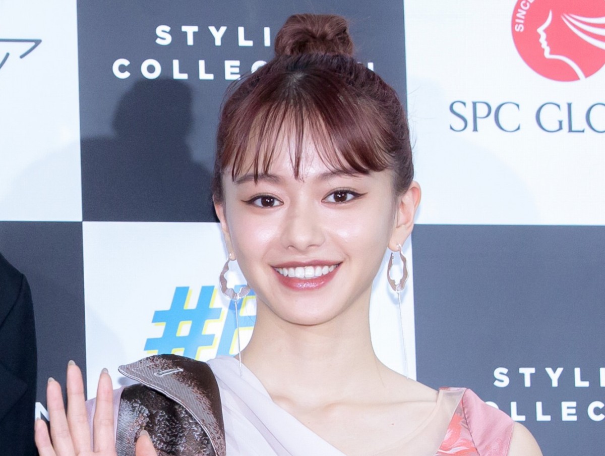 山本舞香、美しい腹筋披露　「カッコよすぎる」「憧れる」絶賛の声続出