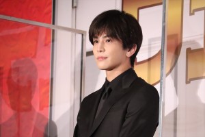 岩田剛典、映画『ウェディング・ハイ』完成披露舞台あいさつに登場