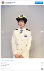 りりしい制服姿で敬礼　※「篠田麻里子」インスタグラム