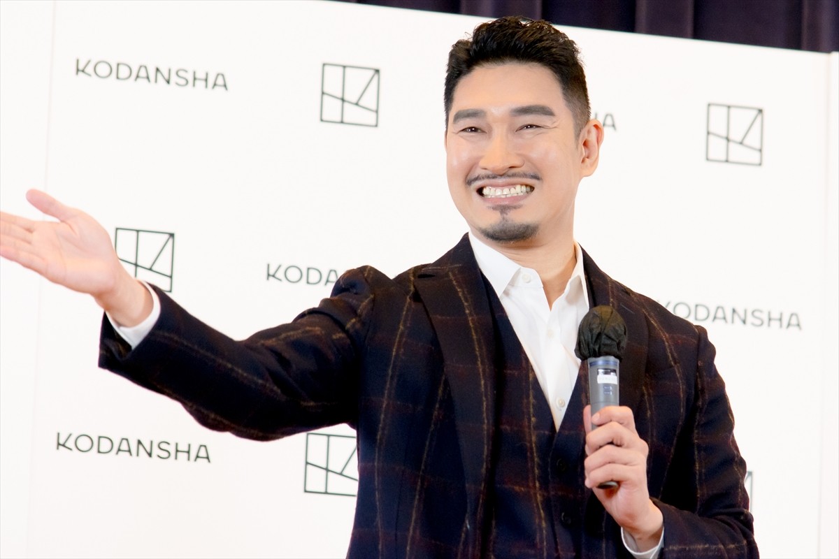 田原俊彦、還暦記念写真集で赤ふんどし姿披露　撮影前は「ちょっとビビってた」