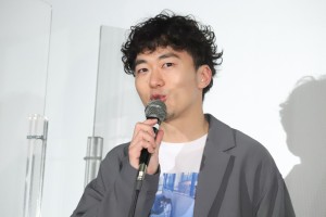 映画『ちょっと思い出しただけ』公開記念舞台あいさつに登壇した松居大悟監督