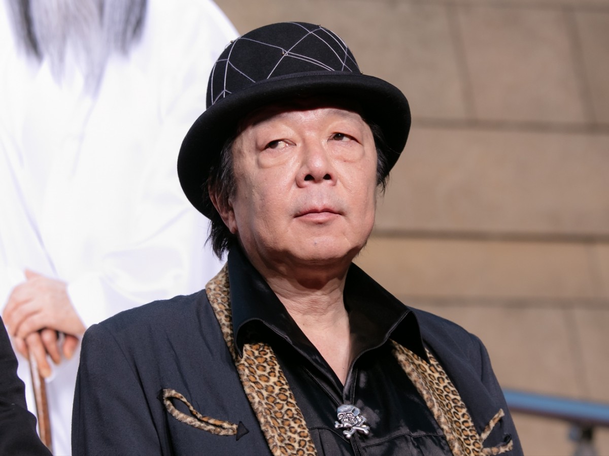 伊藤英明、素肌にデニムベストの主演作に自虐PR　「これじゃないよ感」