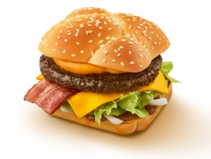 マクドナルド新作バーガーは“ニューヨーク”をイメージ！　特製の四角いバンズでサンド