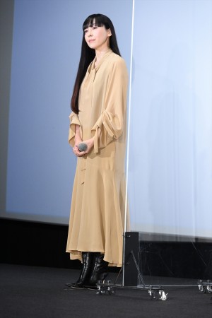 麻生久美子、映画『とんび』完成披露舞台あいさつに登場