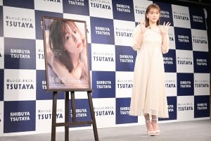 篠崎愛写真集 『IDEA』刊行記者会見の模様