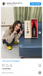 プレゼントされた桐箱入りの日本酒と笑顔の香里奈　※「香里奈」インスタグラム