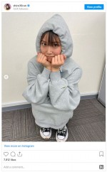 頬杖をついてぶりっ子な表情を見せる姉・美瑠　※「白間美瑠」インスタグラム