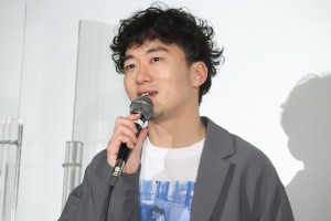 映画『ちょっと思い出しただけ』公開記念舞台あいさつに登壇した松居大悟監督