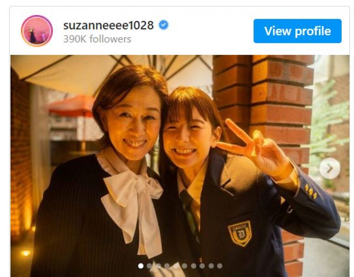 スザンヌ、高校卒業で母と笑顔 ※「スザンヌ」インスタグラム