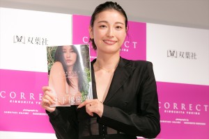 木下優樹菜さん、写真集『CORRECT』出版記者会見に登場