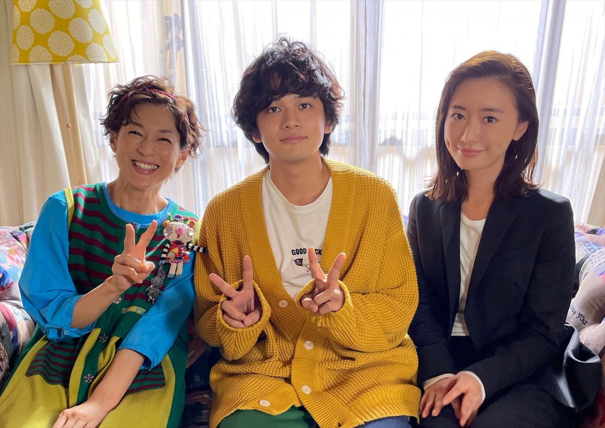 ドラマ『名探偵ステイホームズ』より(左から)鈴木保奈美、北村匠海、松本まりか