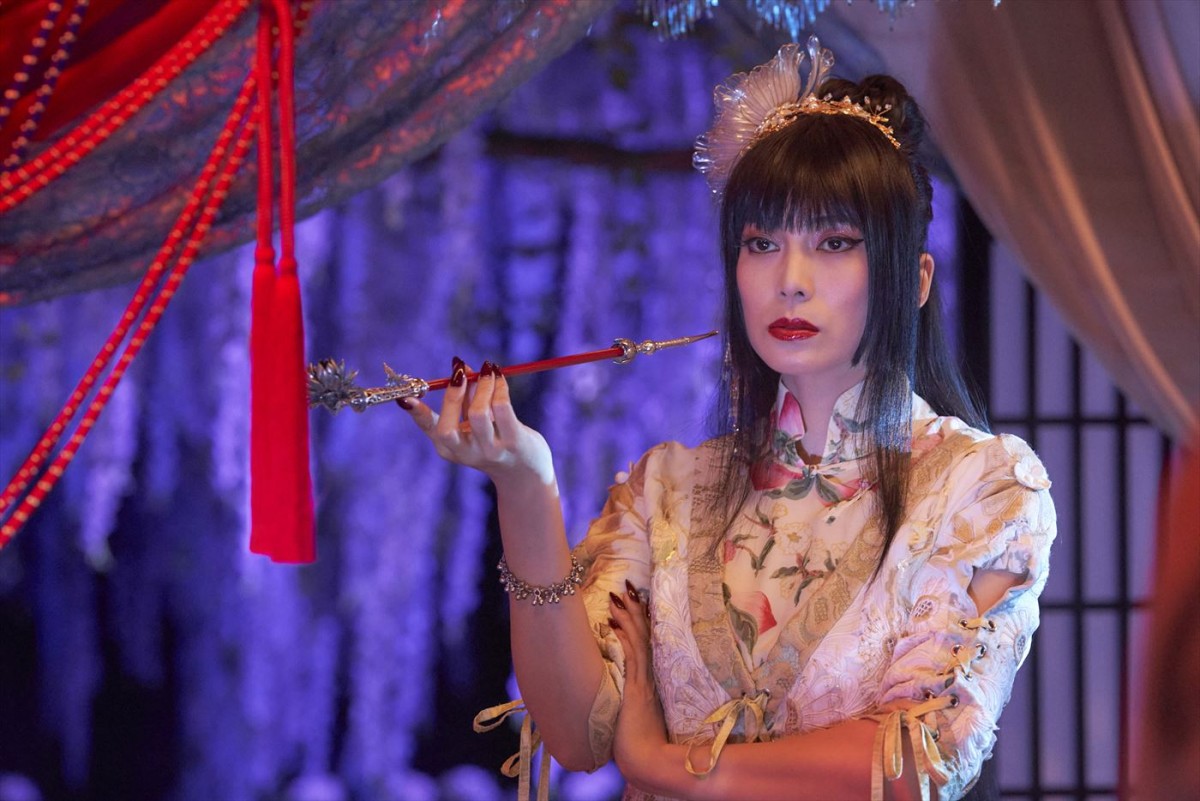 柴咲コウ「毎回ファッションショーのような気分」　『ホリック xxxHOLiC』侑子の衣装写真解禁