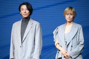 TBS DRAMA COLLECTION 2022 Spring!!　金曜ドラマ『インビジブル』会見に登場した（左から）高橋一生、柴咲コウ