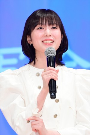 福本莉子、映画『20歳のソウル』完成披露舞台あいさつに登場