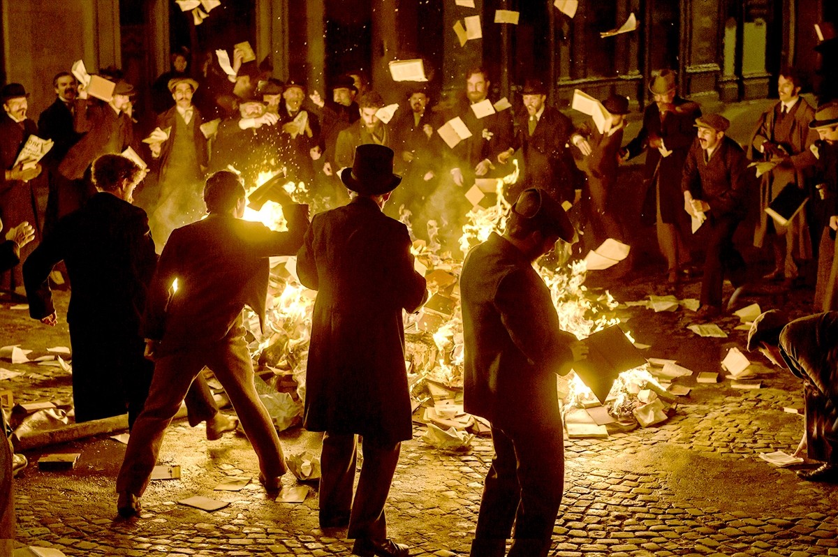 私は告発する――“大逆転の救世主”エミール・ゾラの姿も　『オフィサー・アンド・スパイ』新場面写真