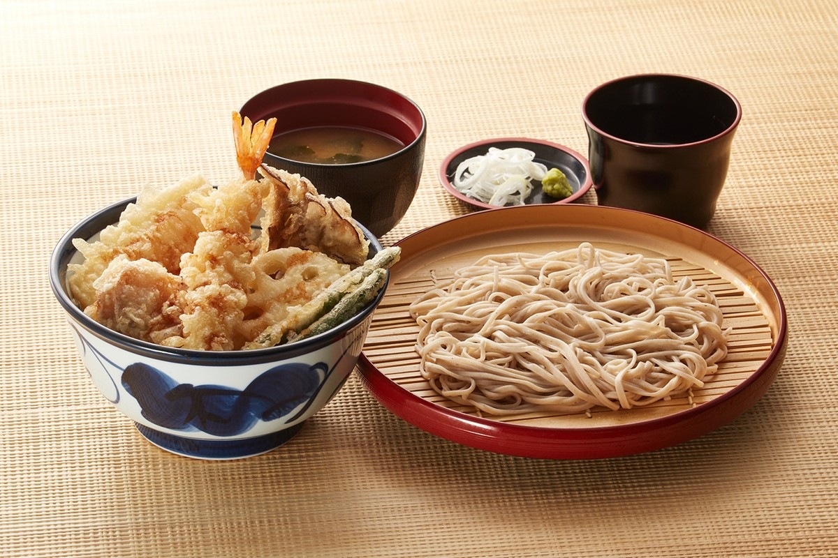 「天丼てんや」初の“トリオスター天丼”発売！