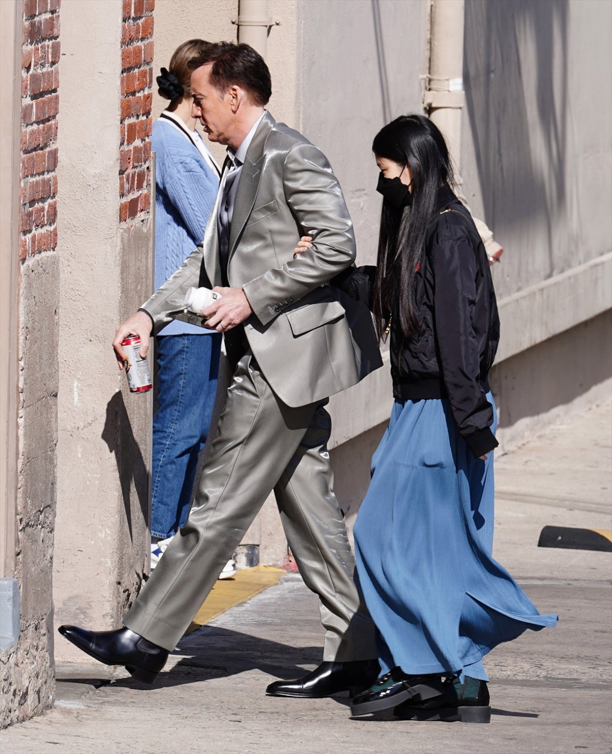 ニコラス・ケイジ、シルバーのキラキラスーツ姿で妊娠中の妻リコ・シバタとスタジオ入り