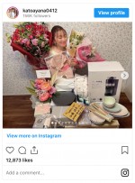 34歳の誕生日を迎えて花束を抱える加藤綾菜　※「加藤綾菜」インスタグラム