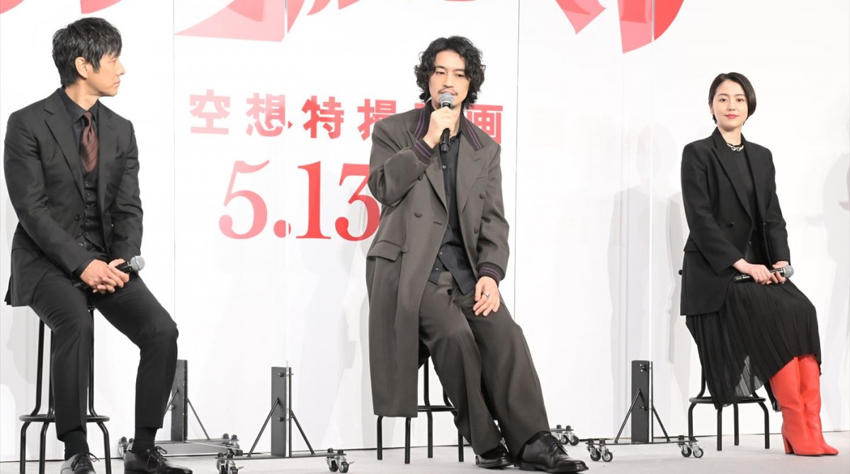 映画『シン・ウルトラマン』完成報告会に出席した（左から）西島秀俊、斎藤工、長澤まさみ