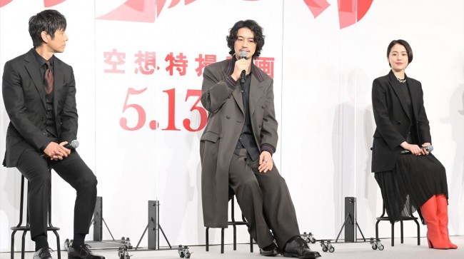 映画『シン・ウルトラマン』完成報告会に出席した(左から)西島秀俊、斎藤工、長澤まさみ
