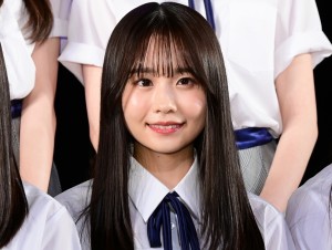 AKB48第17期生お披露目会に出席した新メンバー・長谷川新奈