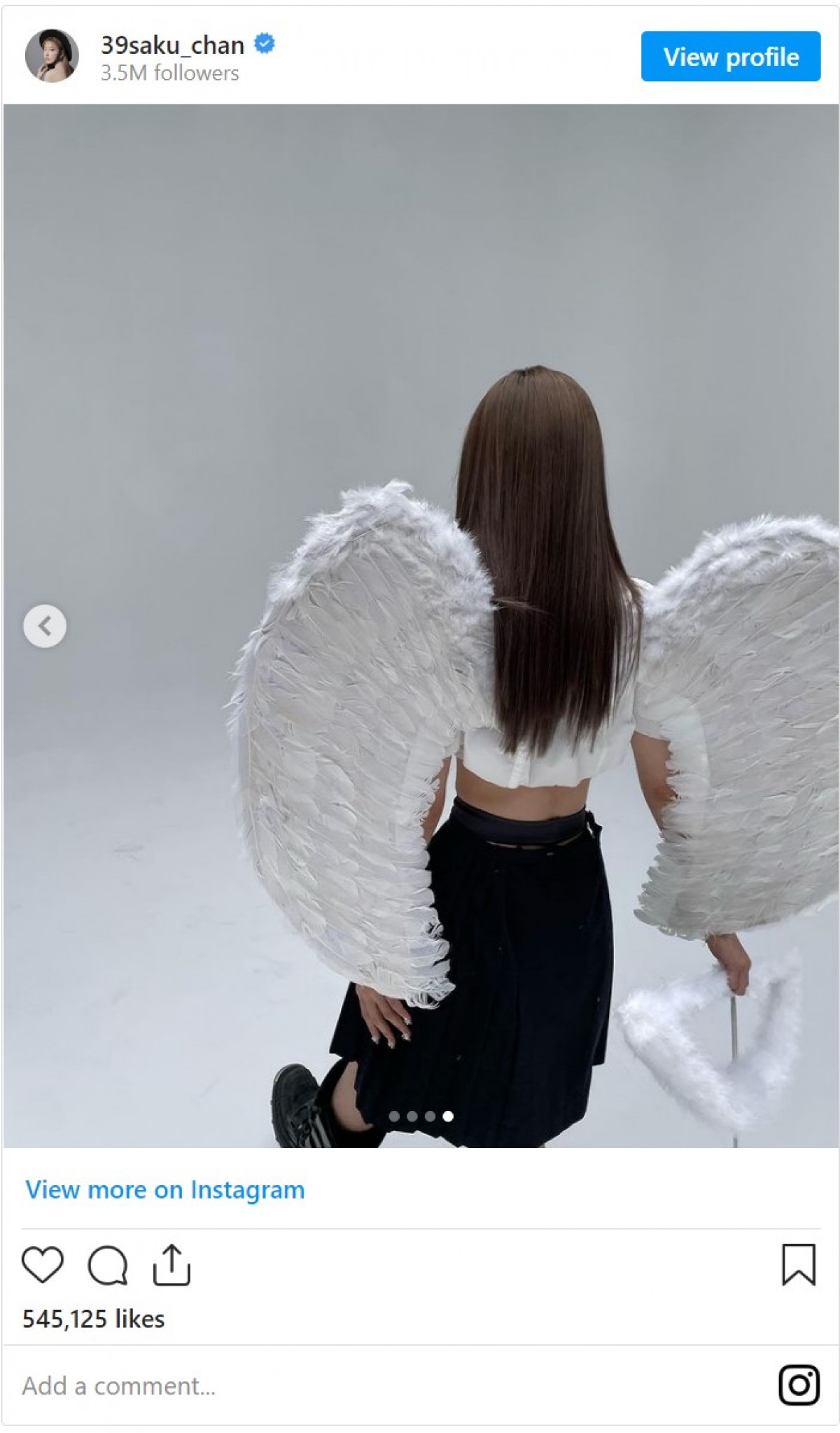 宮脇咲良、天使の翼にクールな表情　ファンから「凛々しい！」「めっちゃ強そう！」の声