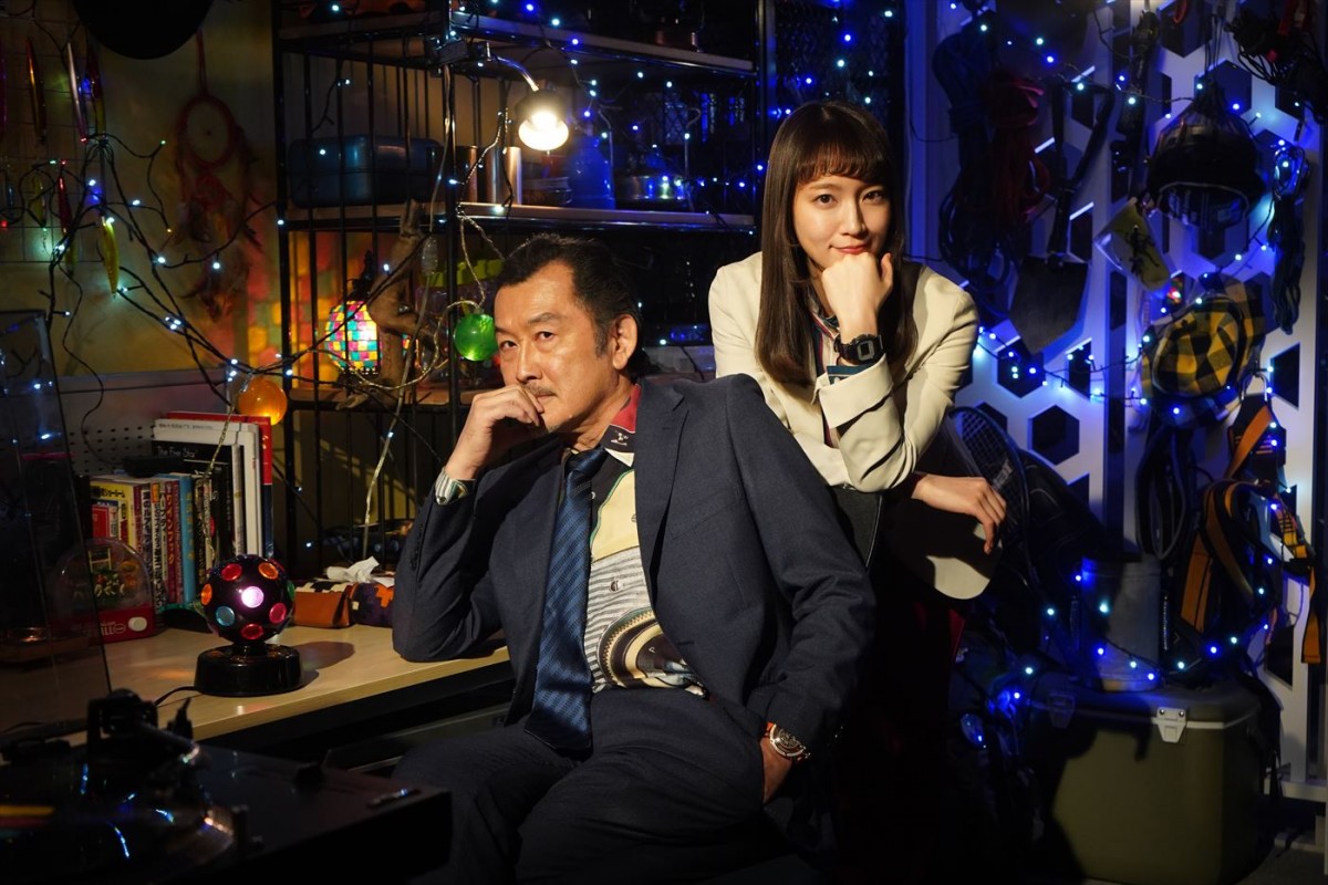 ドラマスペシャル『監察の一条さん』より(左から)吉田鋼太郎、吉岡里帆