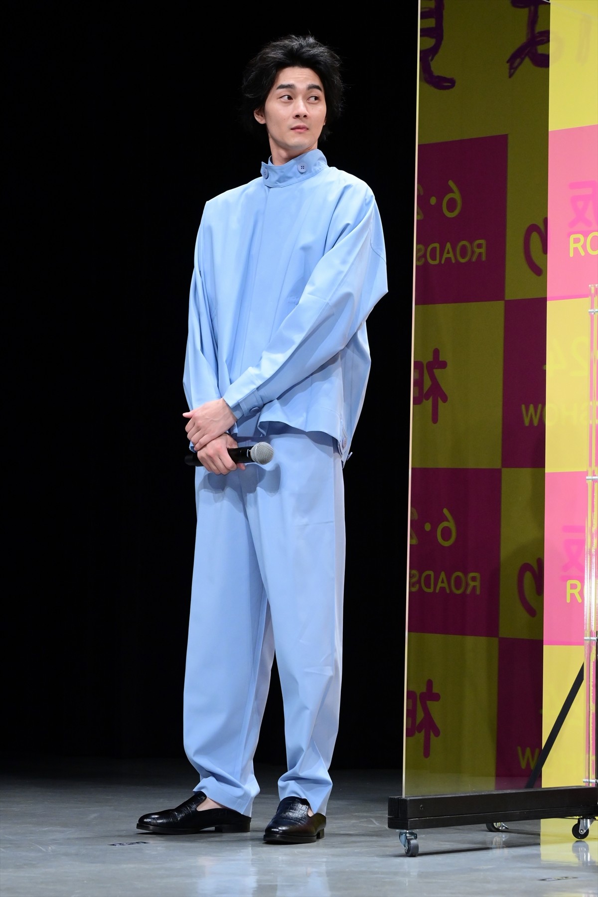 ムロツヨシ暴走　アドリブの“花道歩き”に観客大喜び