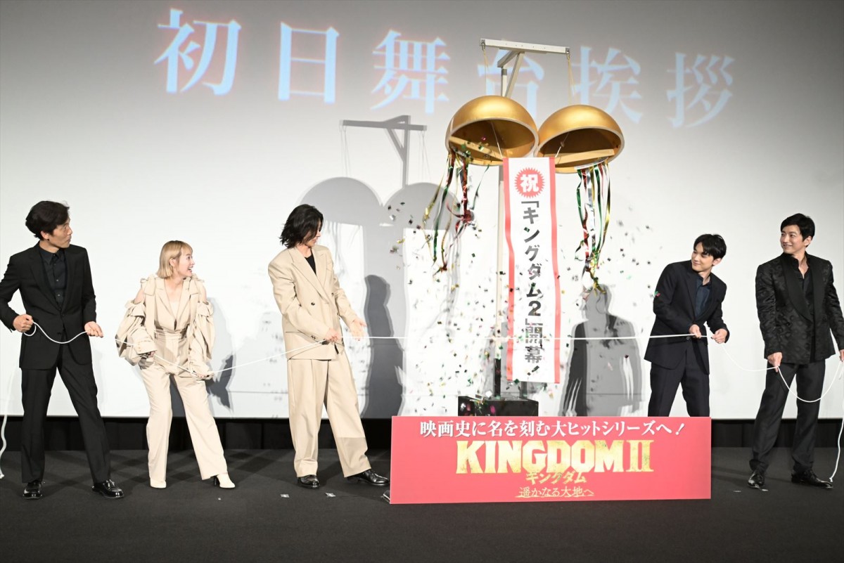 『キングダム2』吉沢亮こだわりの「椅子の座り方」 山崎賢人も絶賛「かっこよかった」
