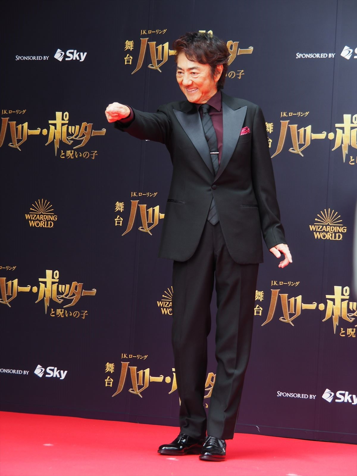 向井理、綾瀬はるから舞台『ハリー・ポッター』レッドカーペットに登場