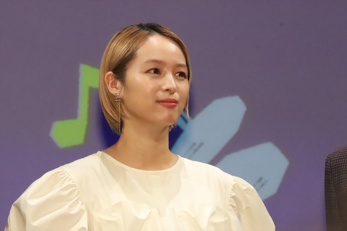 阿部寛、ドラムに初挑戦！　“苦戦”告白も清野菜名＆高杉真宙は「かっこよかった」と絶賛