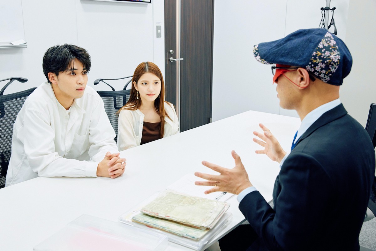『私たち結婚しました』川島海荷＆中田圭祐、路上キス　川島からの“おかわりキス”も