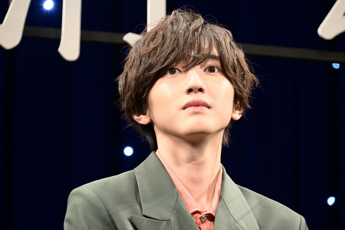 映画『今夜、世界からこの恋が消えても』完成披露舞台あいさつに登壇した道枝駿佑(なにわ男子)